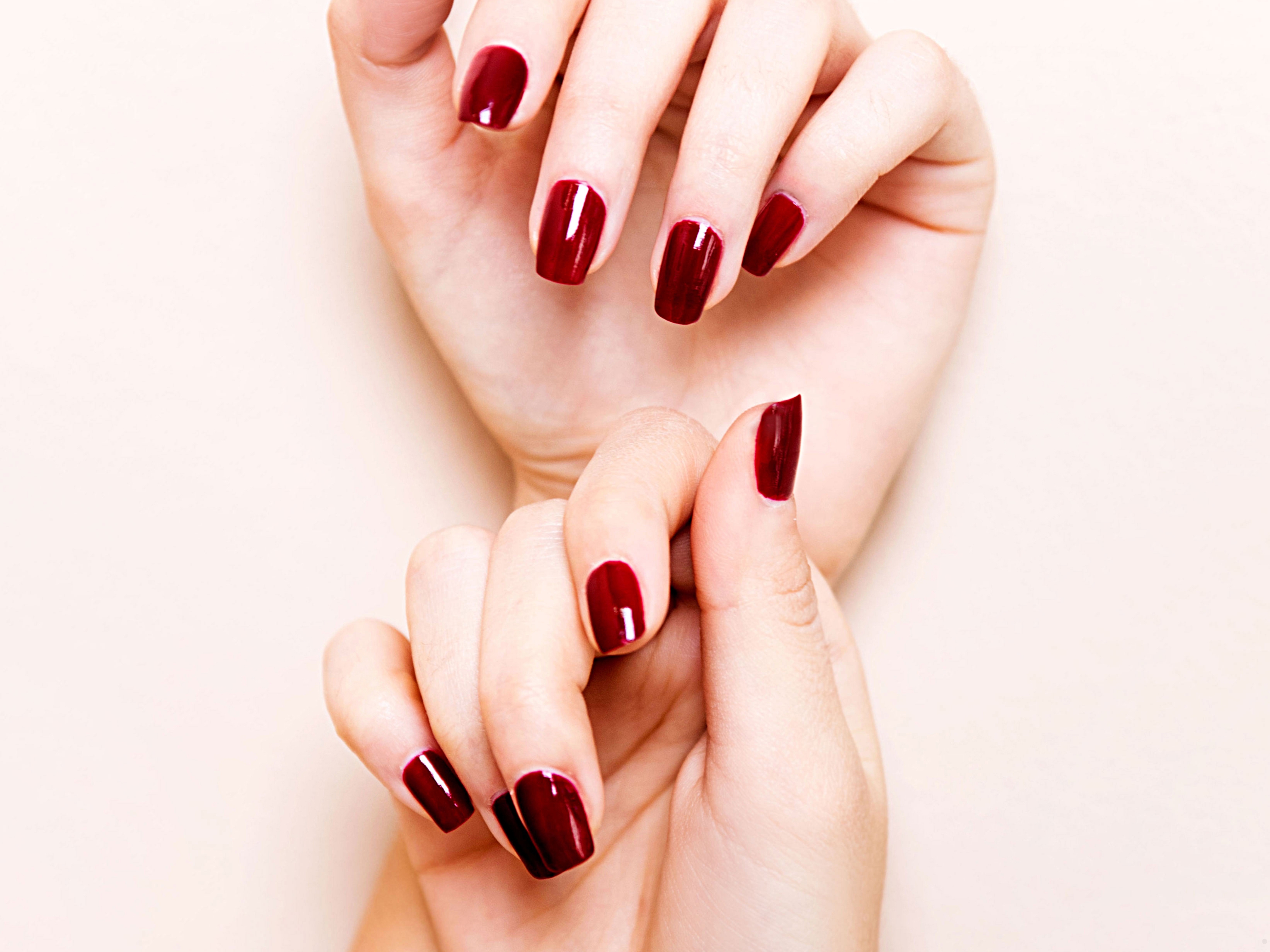 Las uñas débiles pueden señalar deficiencias nutricionales o condiciones sistémicas